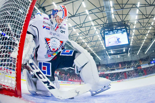 Linköpings målvakt Jacob Johansson räddar straff