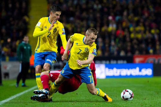 Sveriges Mikael Lustig och Marcus Rohdén i en kamp mot