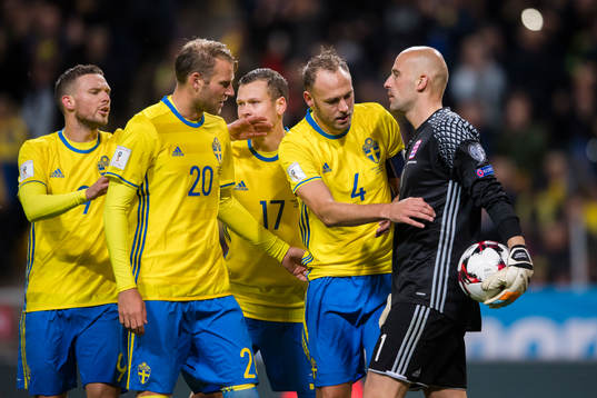 Sveriges Ola Toivonen och Andreas Granqvist jublar