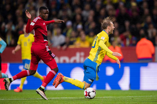 Sveriges Ola Toivonen faller i straffområdet vilket