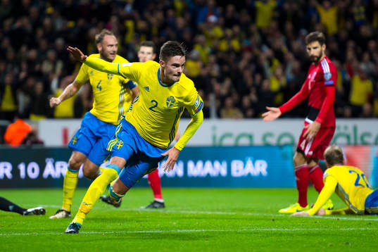 Sveriges Mikael Lustig jublar