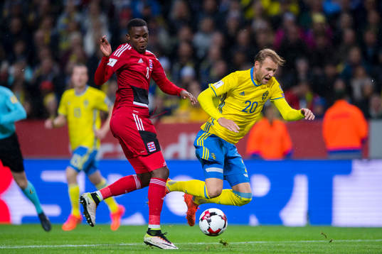 Sveriges Ola Toivonen faller i en situation med Luxemburgs