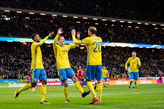 Sveriges Isaac Kiese Thelin och Viktor Claesson jublar mot