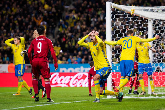 Sveriges Mikael Lustig deppar