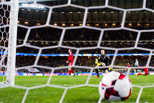 Sveriges Marcus Berg (ej i bild) gör 4-0 bakom Luxemburgs