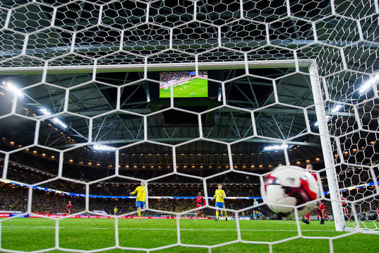 Sveriges Mikael Lustig (ej i bild) gör 7-0