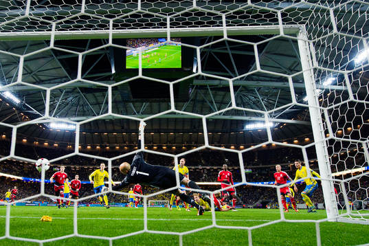 Sveriges Mikael Lustig (th) gör 5-0 bakom Luxemburgs