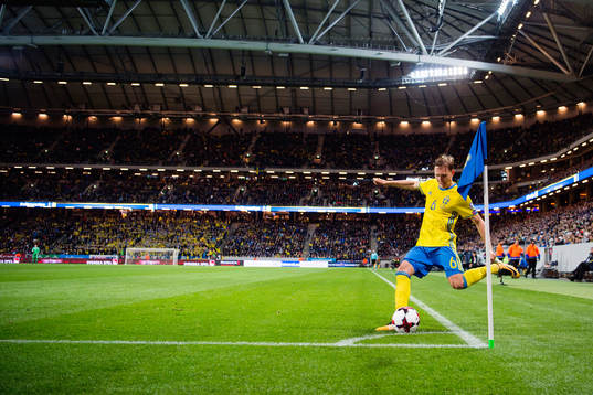 Sveriges Ludwig Augustinsson med en hörna