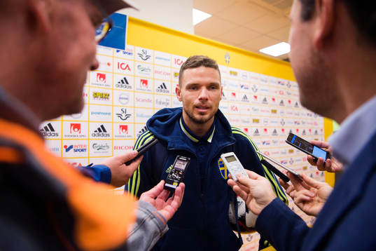 Sveriges Marcus Berg blir intervjuad i mixed zone