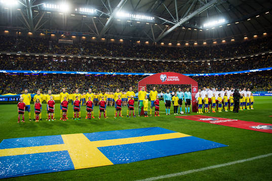 Sveriges och Luxemburgs spelare står uppställda
