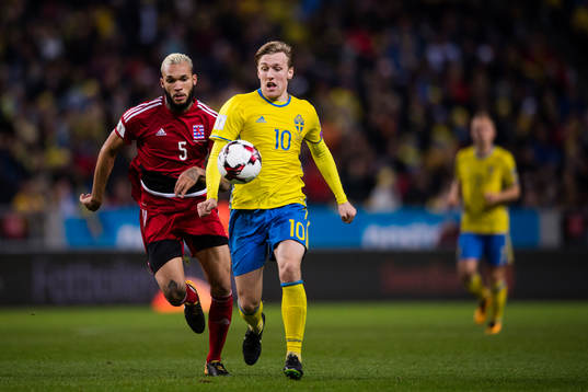 Luxemburgs Dwayn Holter och Sveriges Emil Forsberg