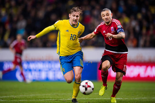 Sveriges Emil Forsberg och Luxemburgs Mario Mutsch