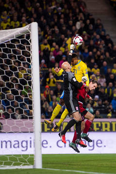 Sveriges Isaac Kiese Thelin i en nickduell mot Luxemburgs