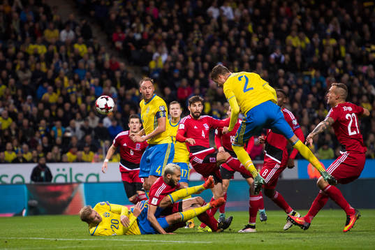 Sveriges Mikael Lustig nickar in 5-0