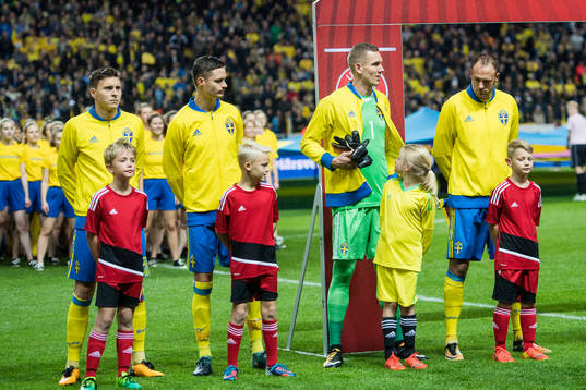 Sveriges målvakt Robin Olsen tar av sig sin tröja för