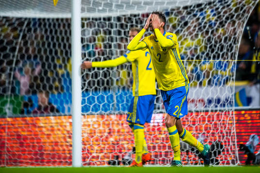 Sveriges Mikael Lustig deppar