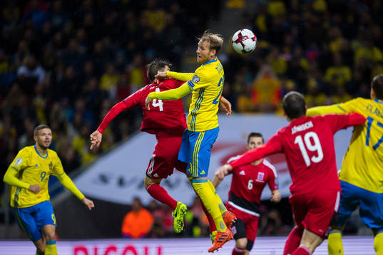 Luxemburgs Kevin Malget och Sveriges Ola Toivonen