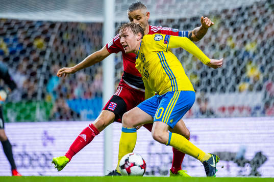 Sveriges Emil Forsberg och Luxemburgs Mario Mutsch