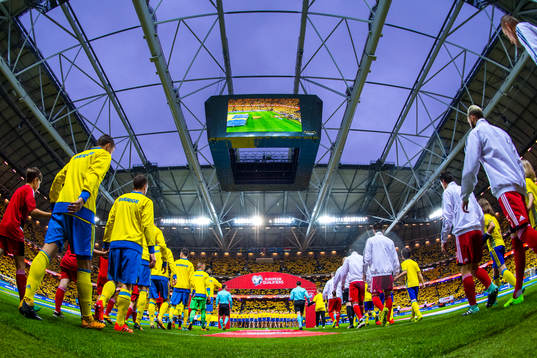 Spelarna gör entre före VM-kvalmatchen i fotboll mellan