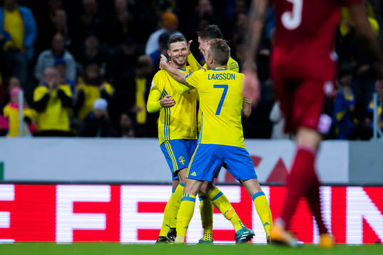 Sveriges Marcus Berg jublar med Mikael Lustig