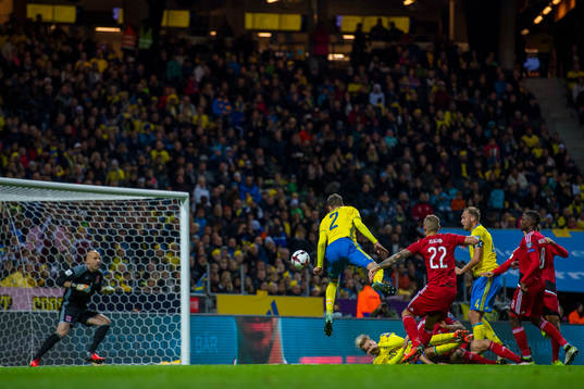 Sveriges Mikael Lustig gör 5-0