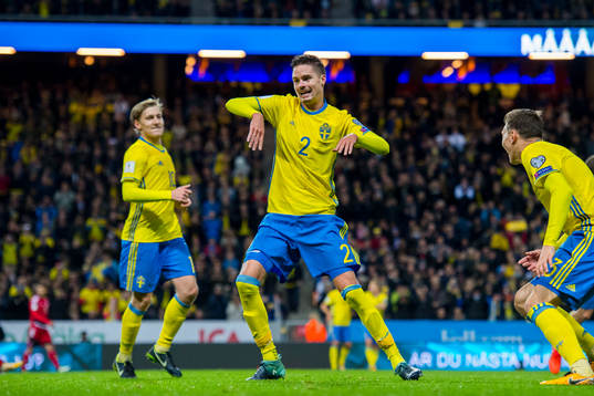 Sveriges Mikael Lustig jublar