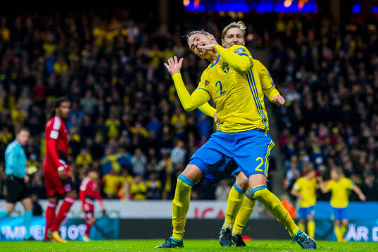 Sveriges Mikael Lustig jublar