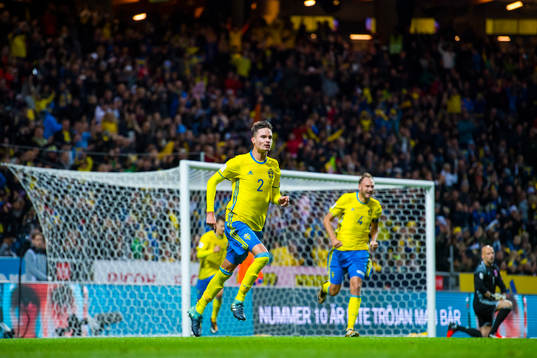 Sveriges Mikael Lustig jublar