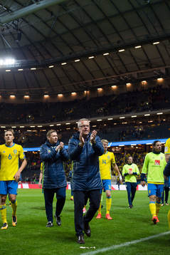 Sveriges förbundskapten Janne Andersson jublar
