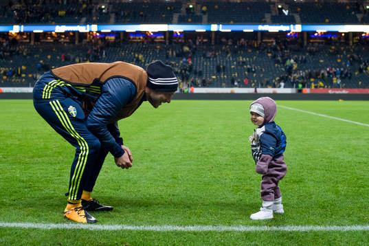 Sveriges John Guidetti med sin dotter