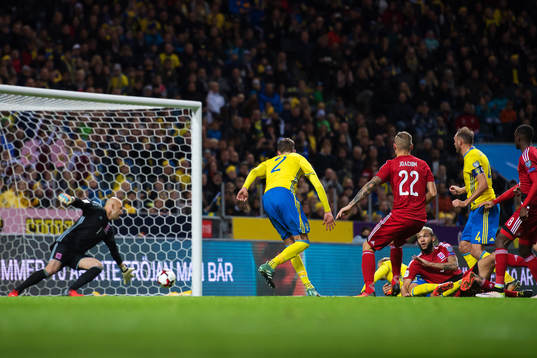 Sveriges Mikael Lustig nickar in 5-0 bakom Luxemburgs