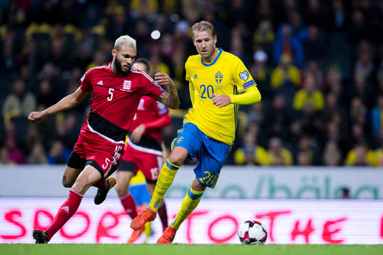 Luxemburgs Dwayn Holter och Sveriges Ola Toivonen