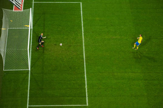 Sveriges Andreas Granqvist skjuter in 6-0 på straff bakom