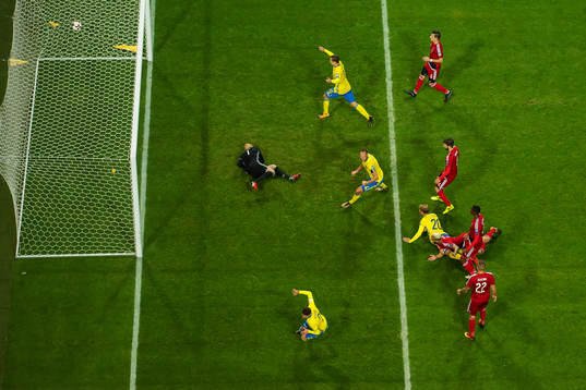 Sveriges Mikael Lustig jublar