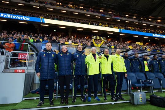 Sveriges ledare och spelare sjunger nationalsången