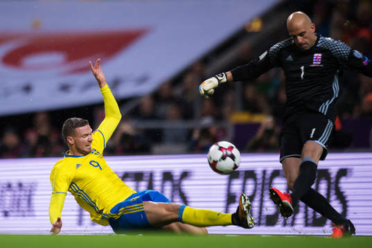 Sveriges Marcus Berg och Luxemburgs målvakt Jonathan
