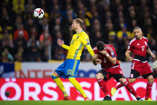 Sveriges Ola Toivonen i en duell med Luxemburgs Chris