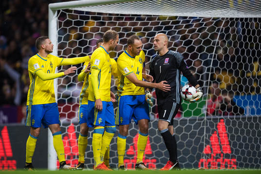 Sveriges Andreas Granqvist sträcker sig