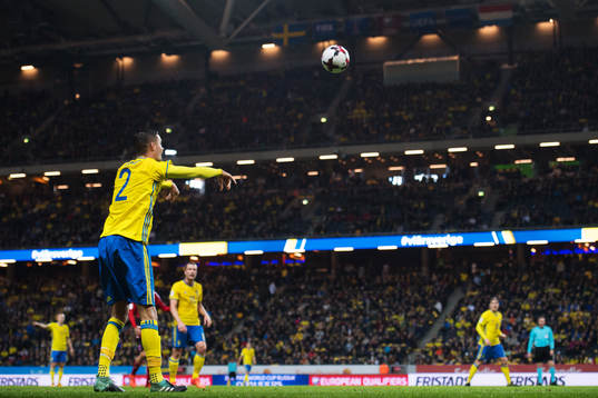 Sveriges Mikael Lustig gör ett inkast
