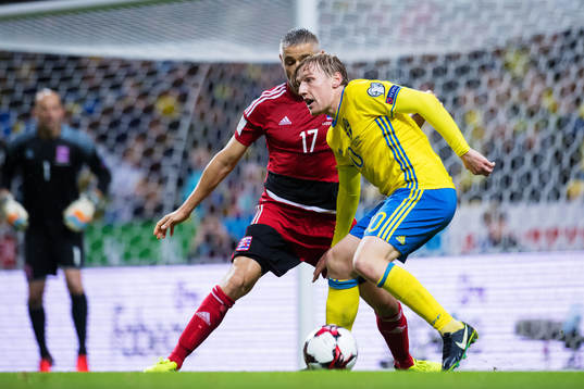 Luxemburgs Mario Mutsch utmanas av Sveriges Emil Forsberg
