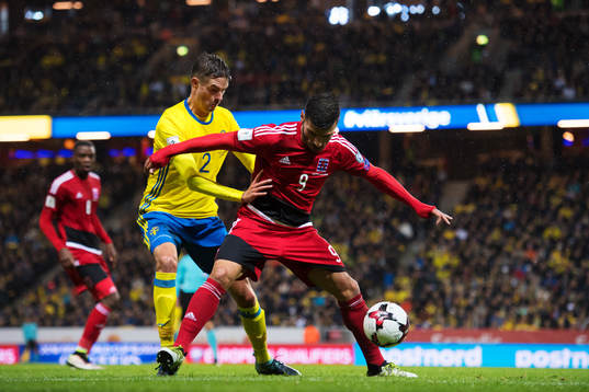 Sveriges Mikael Lustig utmanar Luxemburgs Daniel Da Mota
