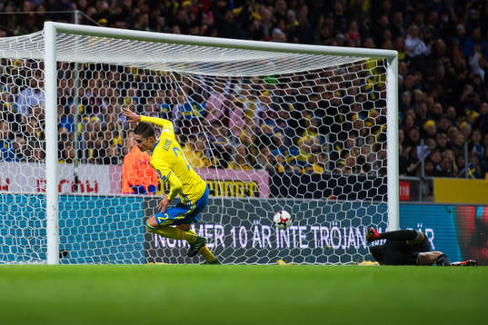 Sveriges Mikael Lustig jublar