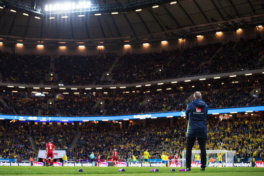Sveriges förbundskapten Janne Andersson följer spelet