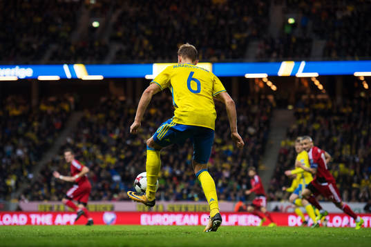 Sveriges Ludwig Augustinsson tar emot bollen