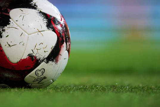 En fotboll med emblemet European Qualifiers