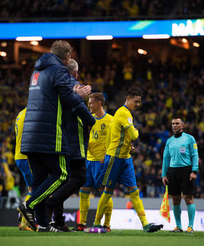 Sveriges Mikael Lustig vid avbytarbänken