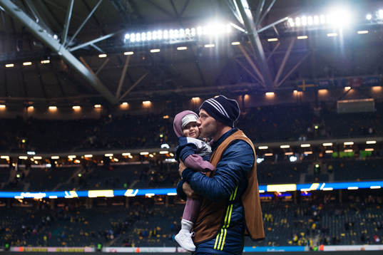 Sveriges John Guidetti kysser sin dotter