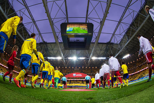 Lagens spelare gör entré till VM-kvalmatchen i fotboll