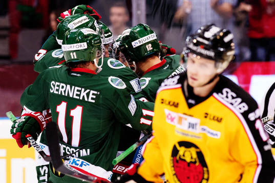Frölundas Adam Almqvist jublar med Ryan Lasch och Victor