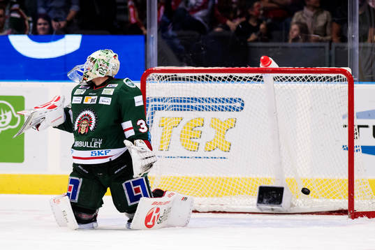 Frölundas målvakt Johan Gustafsson släpper in 1-1-målet